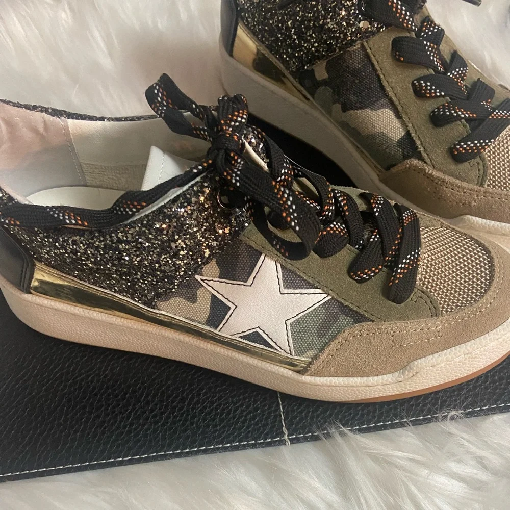 Stylish Women's Sneakers with Glitter and Camo Accents - Picture 5 of 6